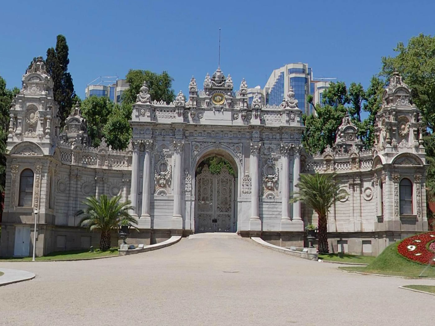 Dolmabahce Palace And Bezm-i Alem Tour